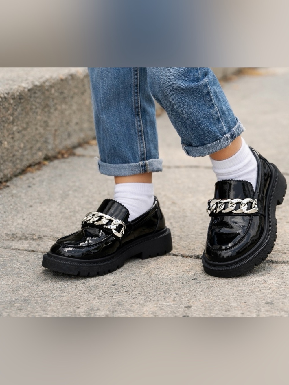 Vince Camuto Girls Black Patent Chain Loafers Bulky Size 2.5 Youth Dark Academia - Picture 2 of 8